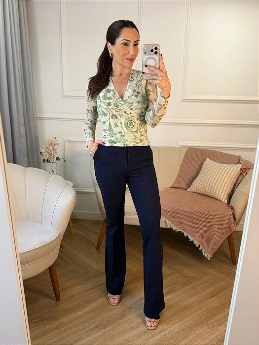 Blusa transpassada em tule estampado