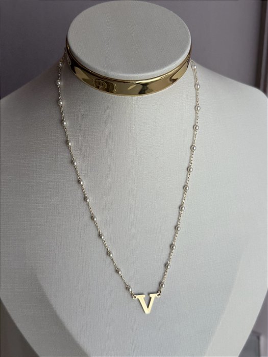 Colar letra V pérola dourado