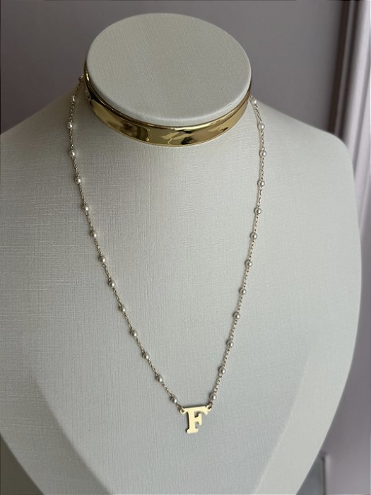 Colar letra F pérola dourado