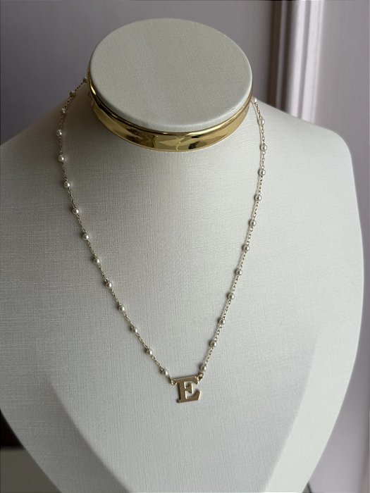 Colar letra E pérola dourado