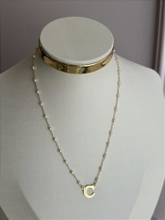 Colar letra C pérola dourado