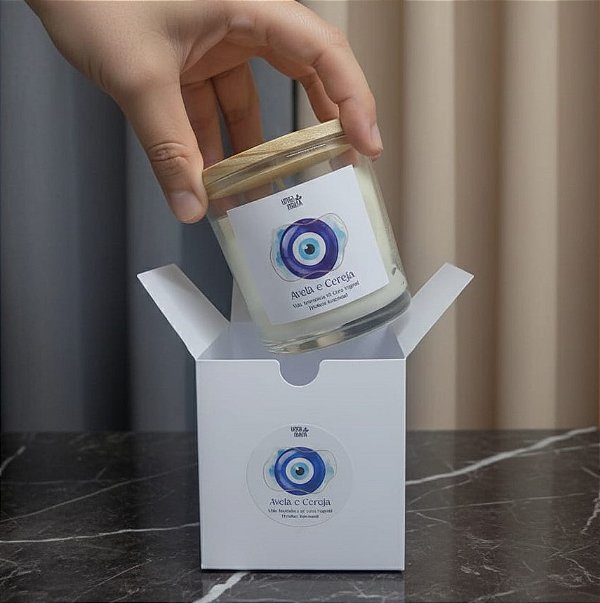 Vela Aromática Olho Grego, de Avelã e Cereja, 180g, na caixa - UMA MAYA