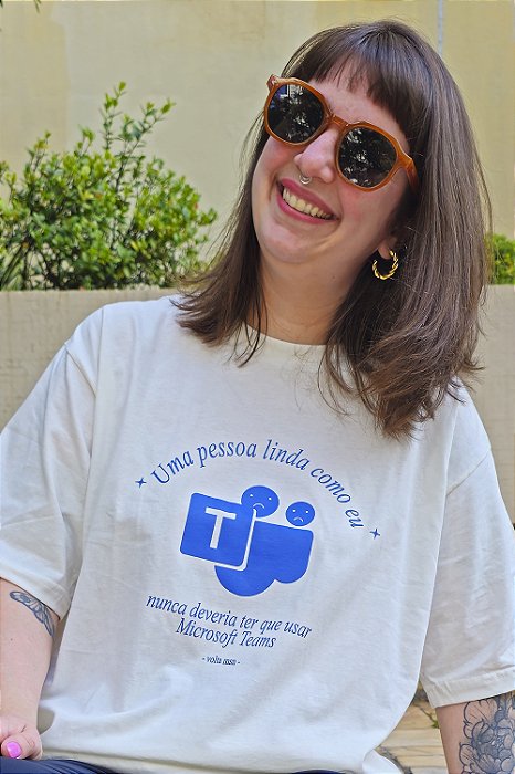 Camiseta Uma Pessoa Linda Como Eu Nunca Deveria Ter Que Usar Microsoft Teams - Off-white