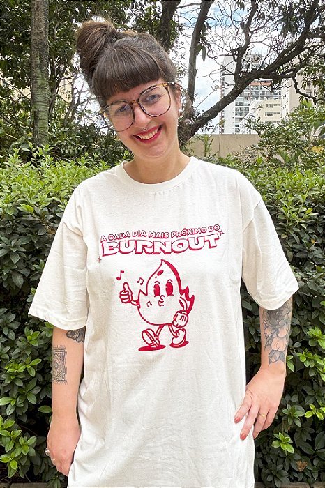 Camiseta A Cada Dia Mais Próximo do Burnout - Off-white