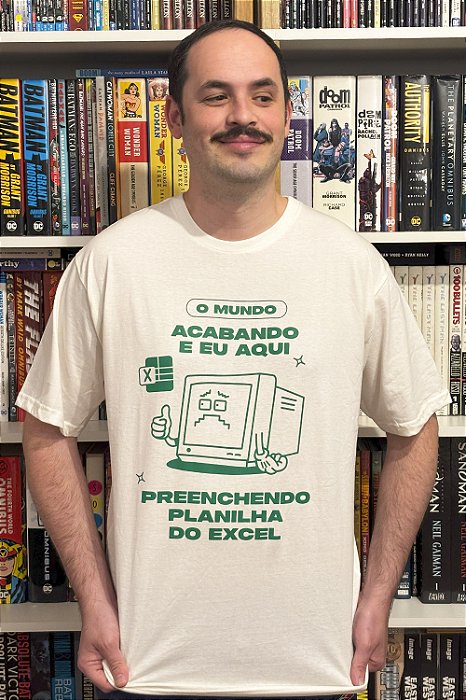 Camiseta O Mundo Acabando E Eu Aqui Preenchendo Planilha do Excel