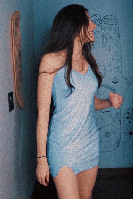 Vestido Vibe com decote e fenda lateral