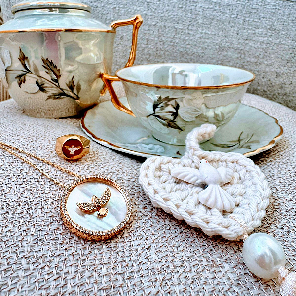 COLAR ICONE DO FEMININO MODERNO E.SANT