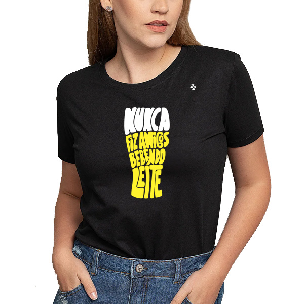 CAMISETA NUNCA FIZ AMIGOS BEBENDO LEITE