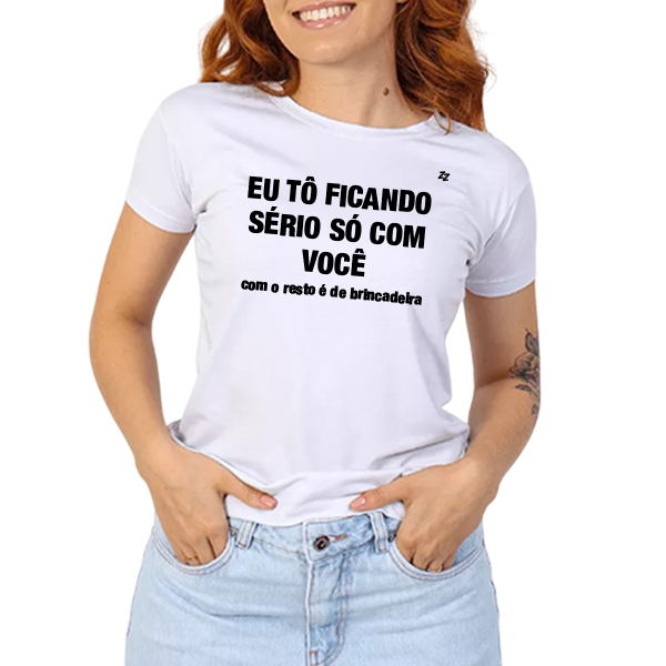 CAMISETA EU TÔ FICANDO SÉRIO SÓ COM VOCÊ...