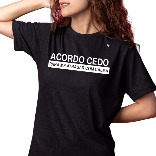 CAMISETA ACORDO CEDO, PARA ME ATRASAR COM CALMA