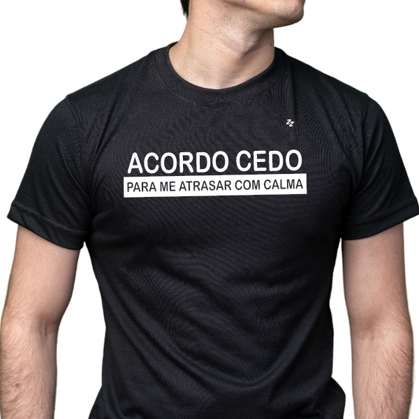 CAMISETA ACORDO CEDO, PARA ME ATRASAR COM CALMA