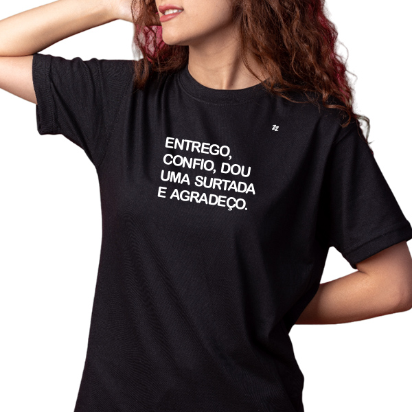 CAMISETA ENTREGO, CONFIO, DOU UMA SURTADA E AGRADEÇO