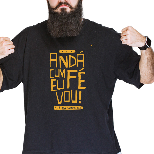 CAMISETA ANDÁ CUM FÉ EU VOU A FÉ NÃO CUSTUMA FAIÁ - GILBERTO GIL