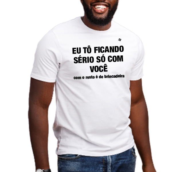 CAMISETA EU TÔ FICANDO SÉRIO SÓ COM VOCÊ...