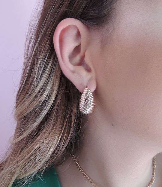 Brinco Gota Texturizada Inspiração Alta Joalheria