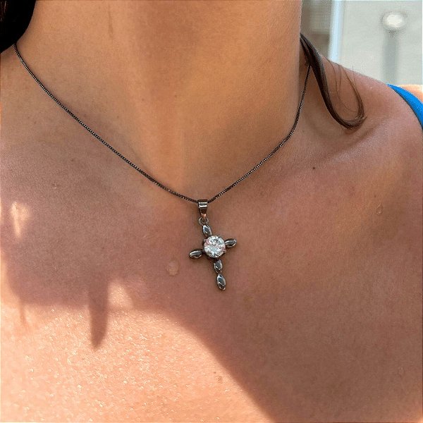 Colar c/ Pingente Cruz e Zirconia
