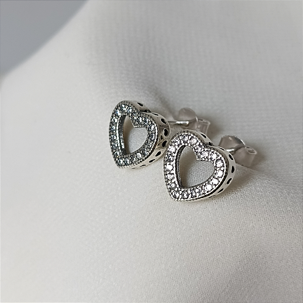 Brinco coração zircônias e corações laterais 10mm prata 925