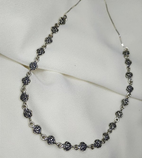 Colar choker com rosas oxidadas