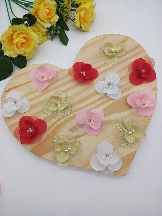 Aplique Flor Organza com Perolas e Strass, 3 pétalas 4,5cm com 1 unidade.
