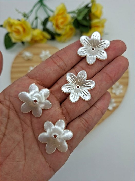 Entremeio Flor Perola em ABS 26mm com 10 gramas