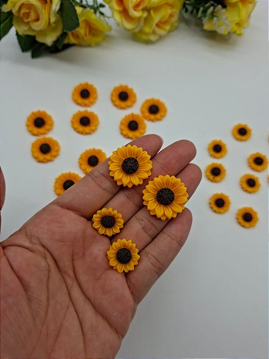Aplique Girassol Amarelo em Resina com 5 unidade.