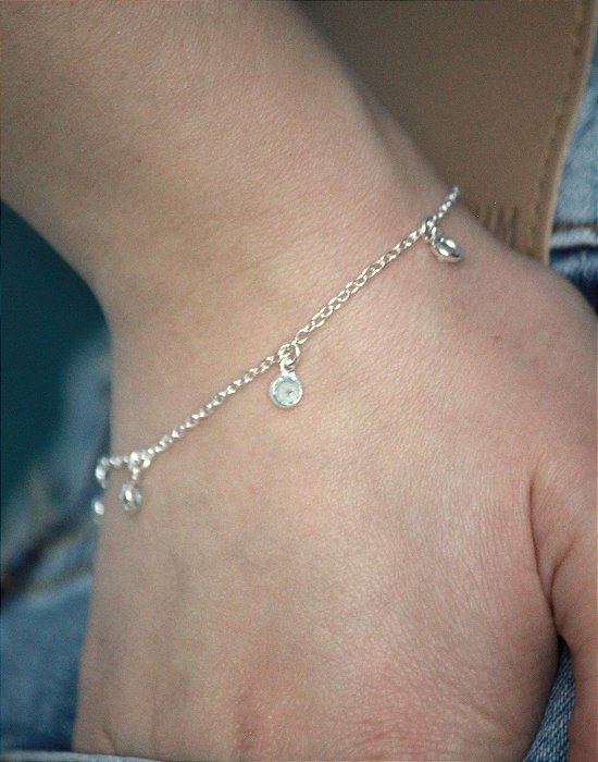 PULSEIRA EM PRATA COM CORAÇÕES EM CRISTAL AZUL