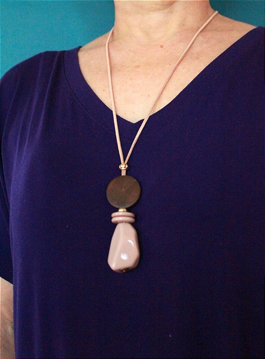 COLAR EM FIO COM PEDRA ROSA