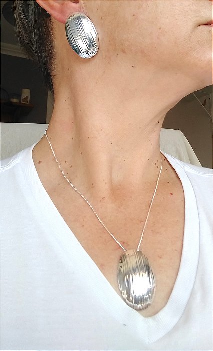 CONJUNTO COLAR E BRINCO OVAL RISCADO BANHADO EM PRATA