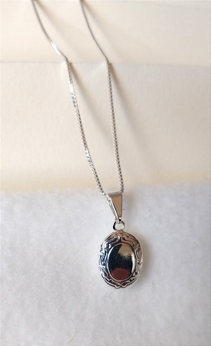 COLAR COM RELICÁRIO OVAL BANHADO EM PRATA