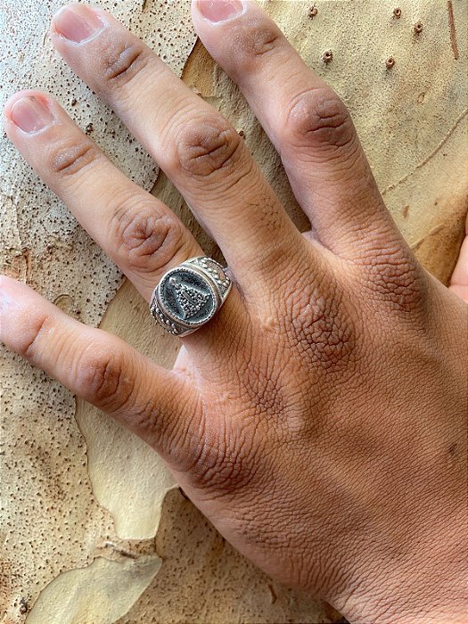 Anel Masculino Nossa Senhora Trabalhado com Terço nas Laterais em Prata
