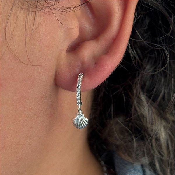 Argola Cravejada com Zircônias e Pingente Concha em Prata