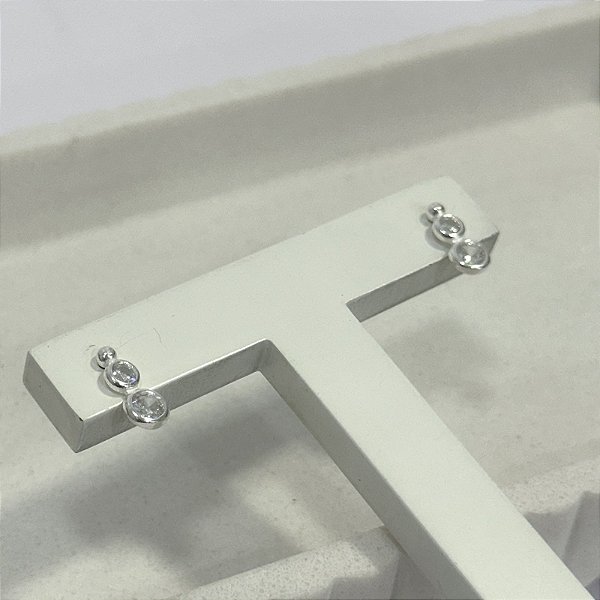 Brinco Minimalista em Prata com Duas Pedras de Zircônia