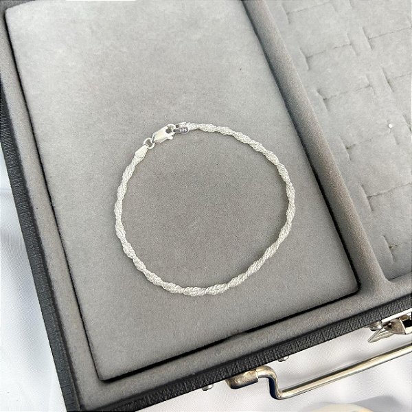 Pulseira em Prata Torcida Modelo Rígido