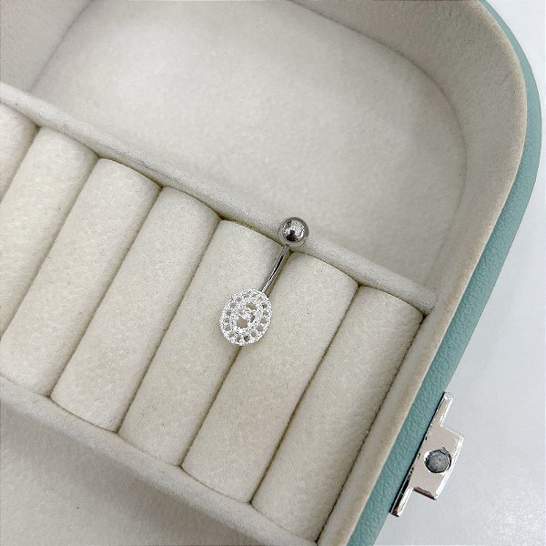 Piercing para umbigo Oval em Prata cravejada com Zircônias