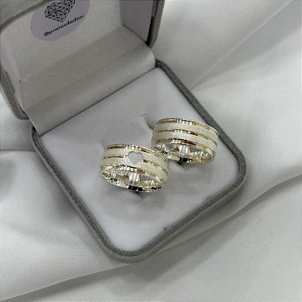 Par de Alianças Diamantada Coração Vazado 8mm em Prata com Ouro