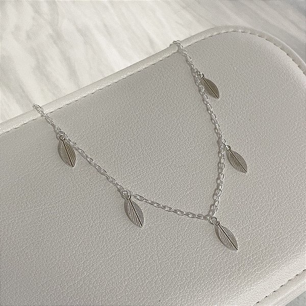 Choker Folhinhas Penduradas em Prata