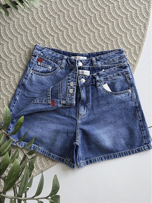 SHORTS COM BORDADO CORACAO