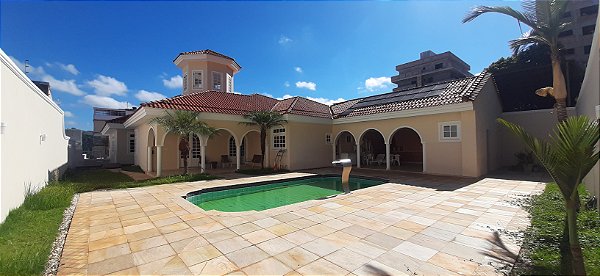 Casa de alto padrão em São Lourenço para locação
