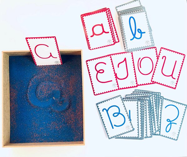 Caixa de escrita sensorial com letras cursivas