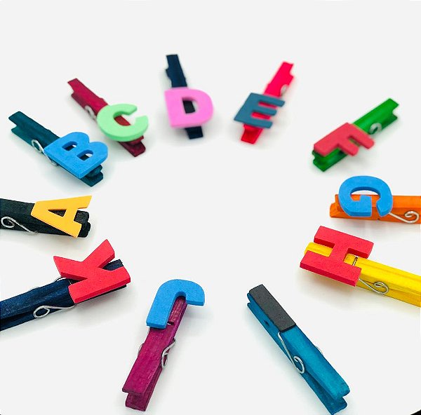 Alfabeto em prendedores coloridos para trabalhos pedagógicos