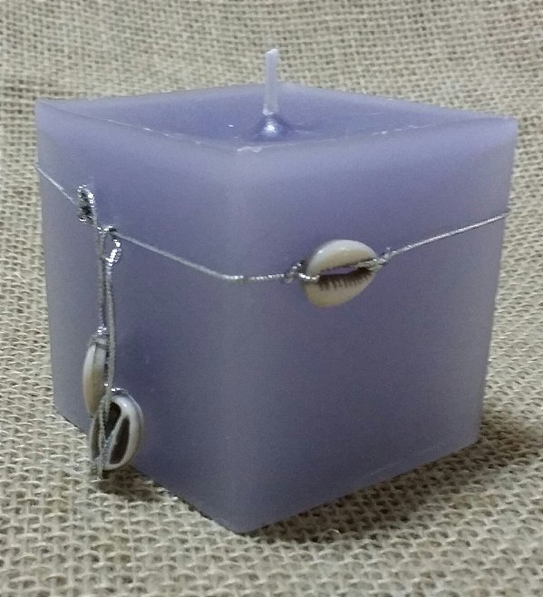 Vela Lilás com búzios