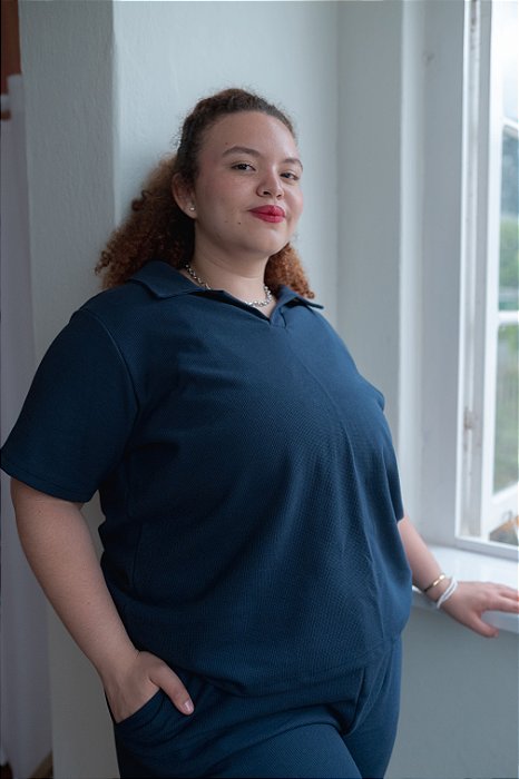 Camiseta Polo Malha Texturizada Cor Azul Escuro - Plus Size