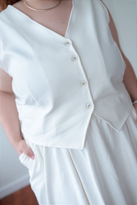 Colete de Malha Texturizada com Botões – Cor Branca Plus Size