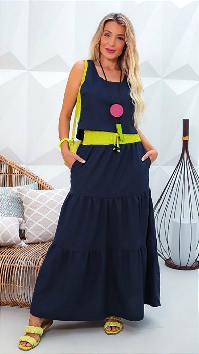 Conjunto blusa e saia longa em linho, com detalhes em verde lima