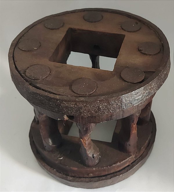 Antiga roda de moinho em madeiro e ferro