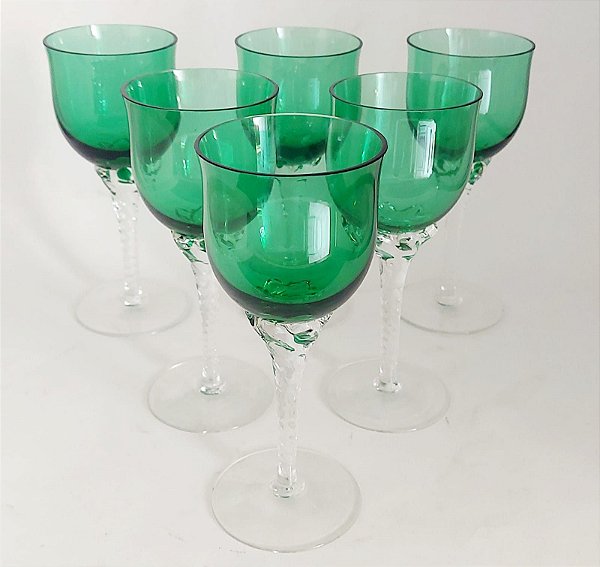 Taça para vinho tinto em cristal verde marca  Bohemia com haste torcida