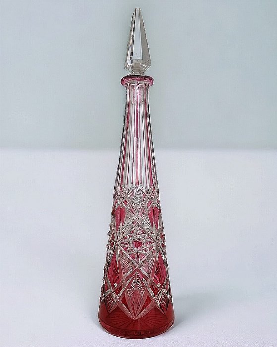 Licoreira antiga em fino cristal Baccarat na cor vermelho rubi