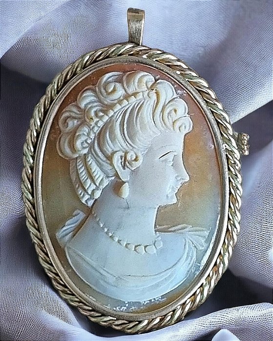 Antigo pingente/broche  camafeu de concha esculpida ``Dama``