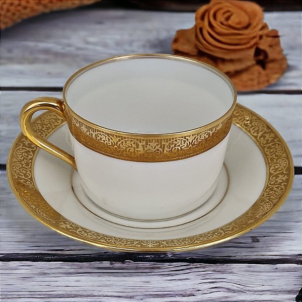 Xícara de chá em porcelana Limoges branca filetada a ouro.