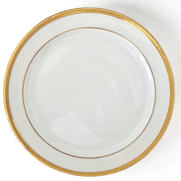 Prato raso em porcelana Limoges branca filetada a ouro.